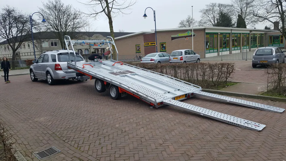 Lage trailer met uitgelegde oprijplaten