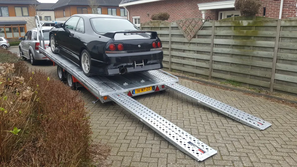 Zelfde zwarte R33 met oprijplaten, iets ander standpunt
