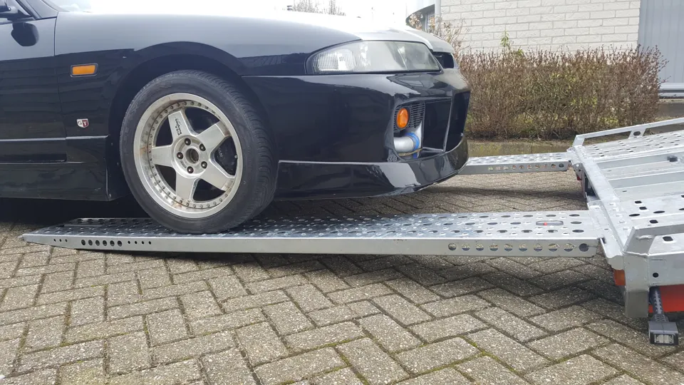 Lage voorbumper en wiel boven laadplatform