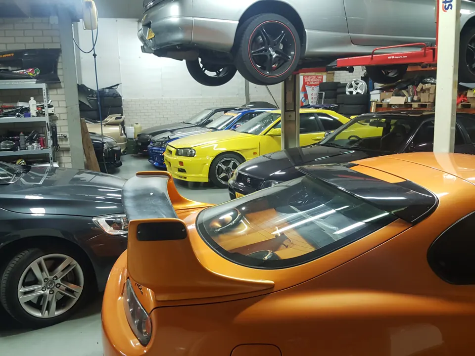 Volle werkplaats met meerdere Japanse sportauto’s