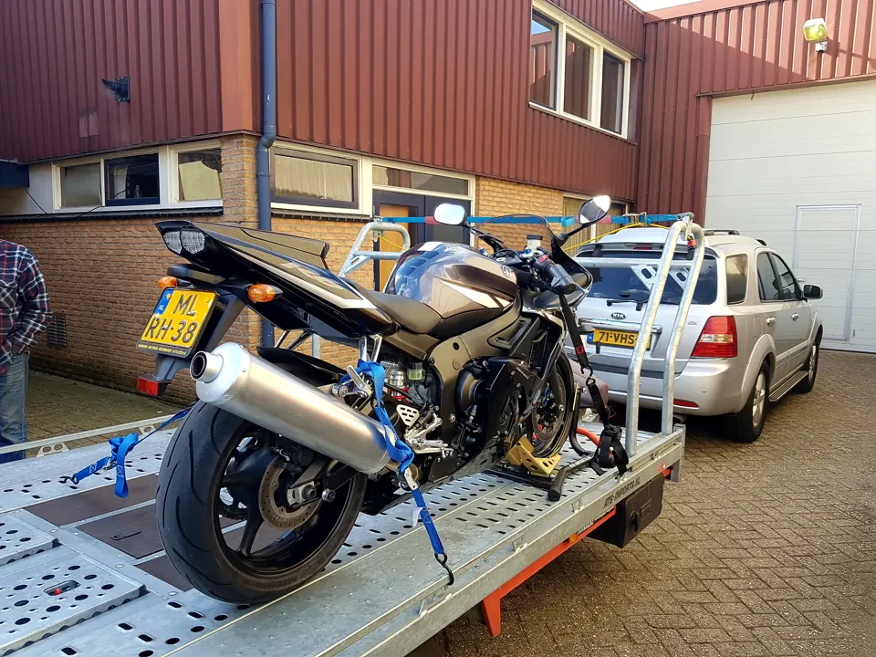 Motorfiets op trailer