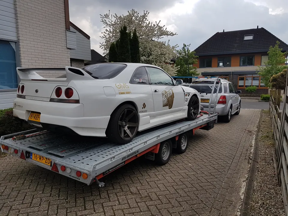 Witte Nissan Skyline R33 op trailer