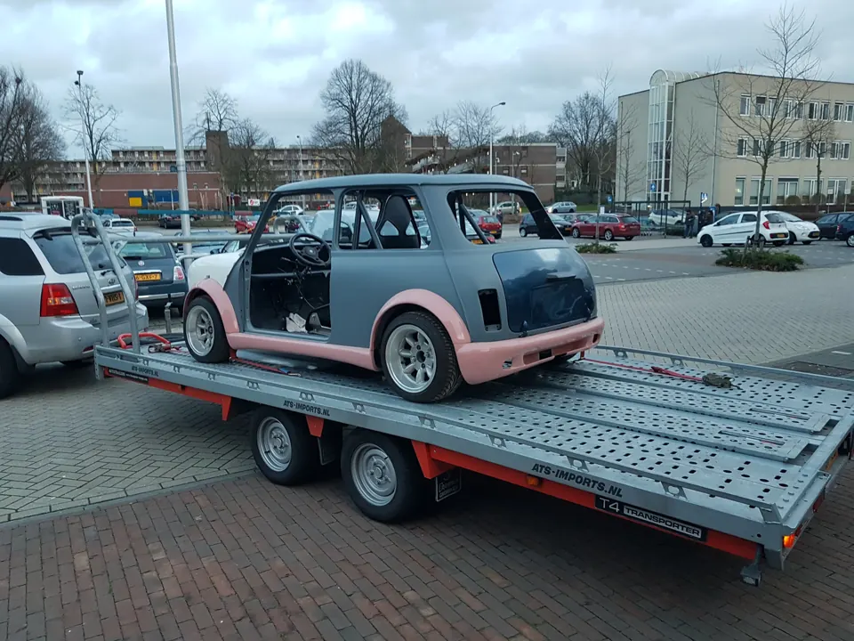 Klassieke Mini-carrosserie in twee kleuren op trailer