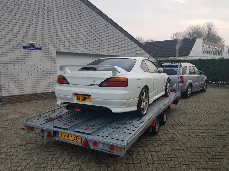 Witte Nissan Silvia op een trailer