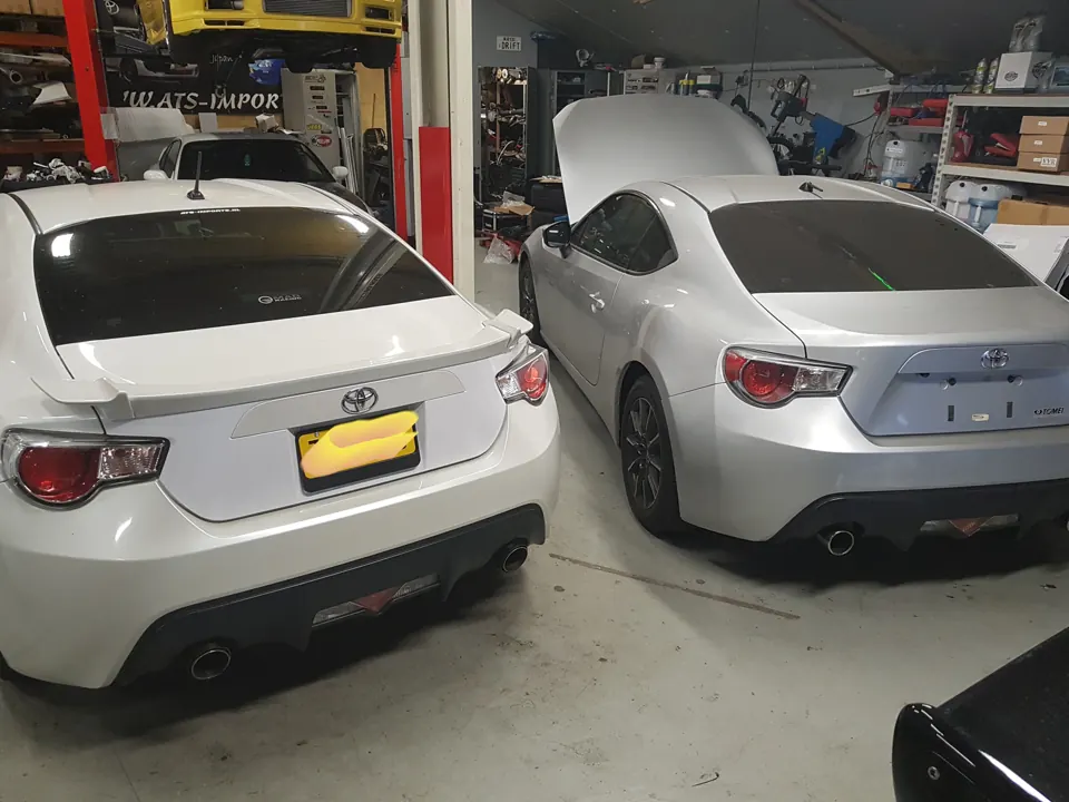 Twee witte Toyota GT86/Subaru BRZ-achtige coupés