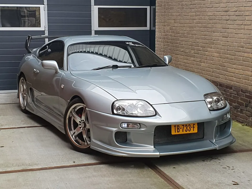 Zilveren Toyota Supra A80 / MK4, schuin van voren