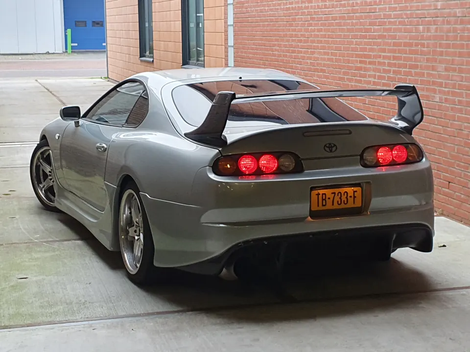 Dezelfde zilveren Supra A80, schuin van achteren