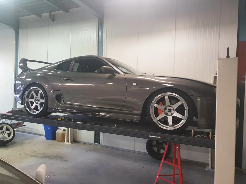 Grijze Nissan Silvia op de brug