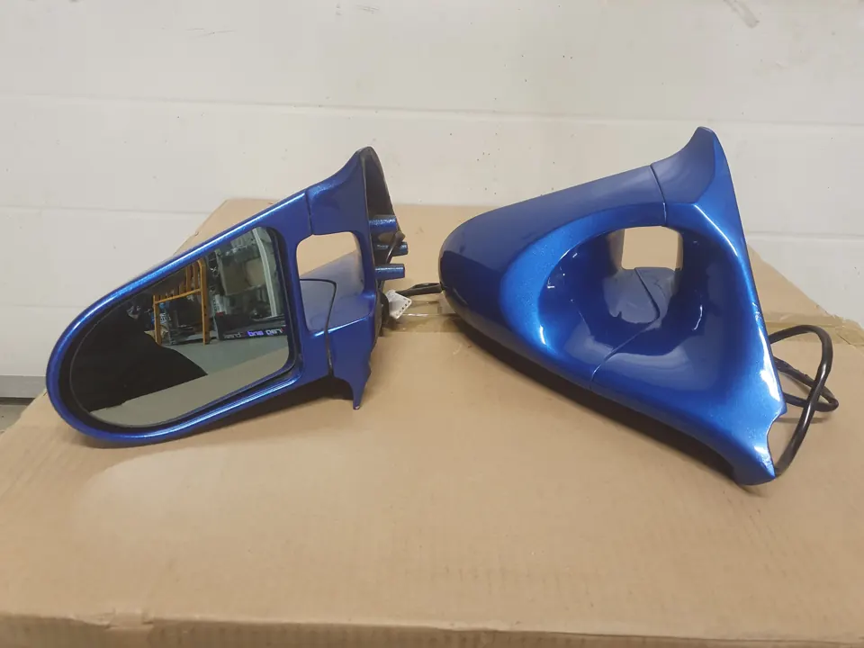 Twee blauwe buitenspiegels