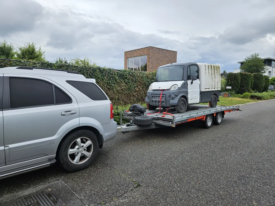 Kleine Japanse bedrijfswagen met opbouw op trailer