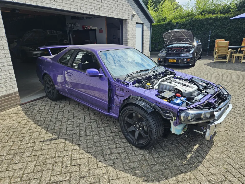 Zelfde paarse projectauto, ruimere schuine opname