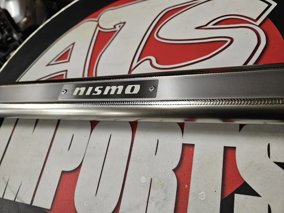 Nismo-onderdeel / stang op ATS-ondergrond