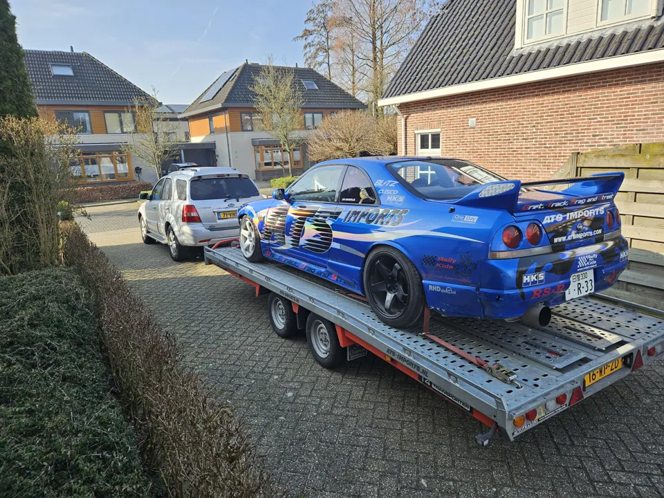 Blauwe ATS-driftauto op trailer