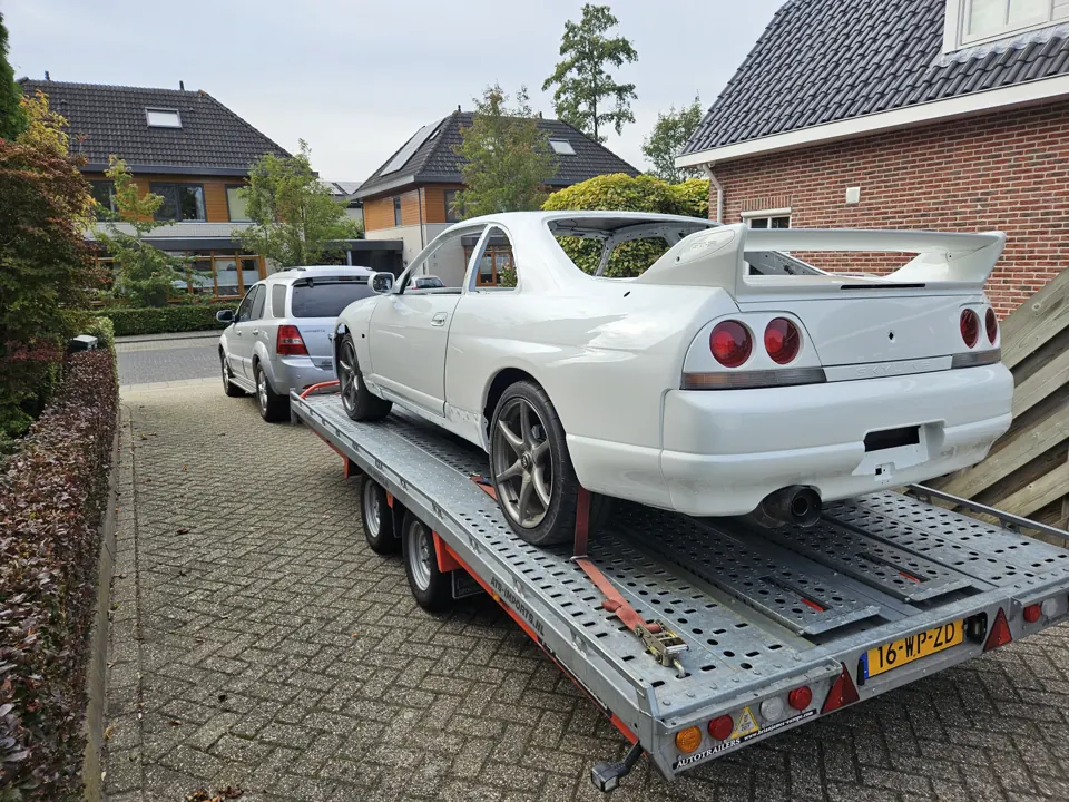 Witte Nissan Skyline R34 op trailer, achterzijde